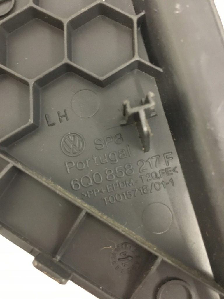 фото №15, Заглушка консоли панели vw polo 9n 6q0858218f