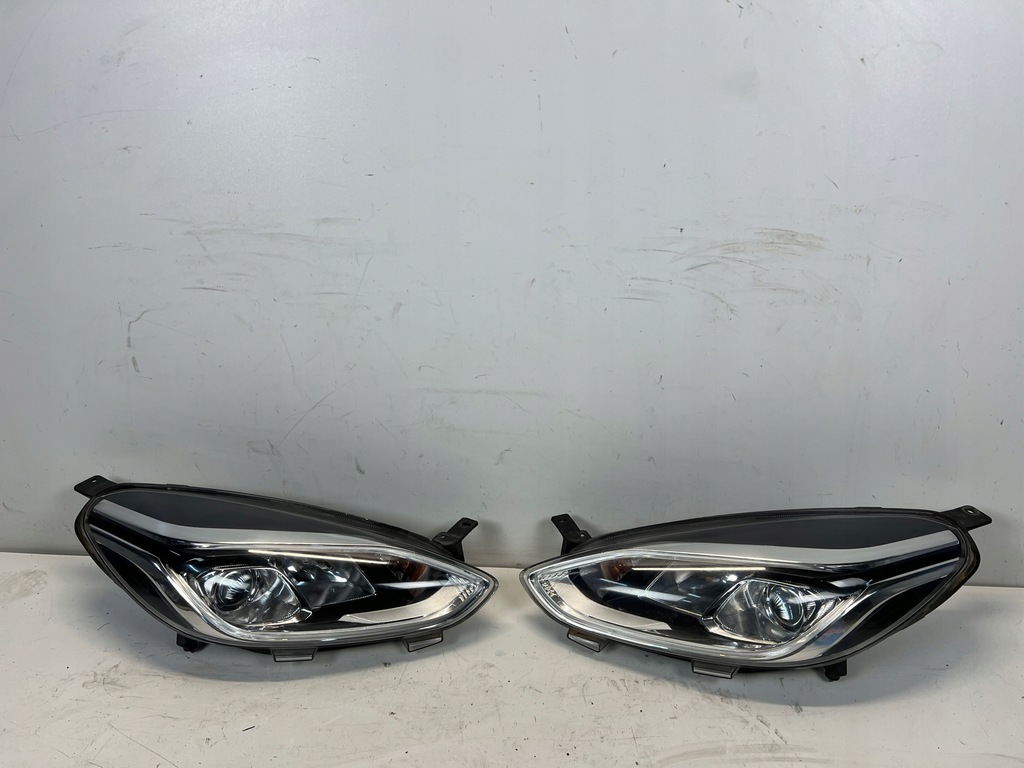 фото №1, Ford fiesta mk8 лампа права ліва перед повний