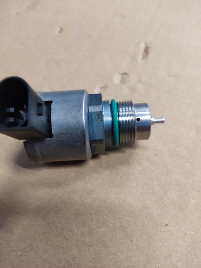 Клапан накладки датчик давления топливной  audi vw 2.0 tdi 04l130764c Киев