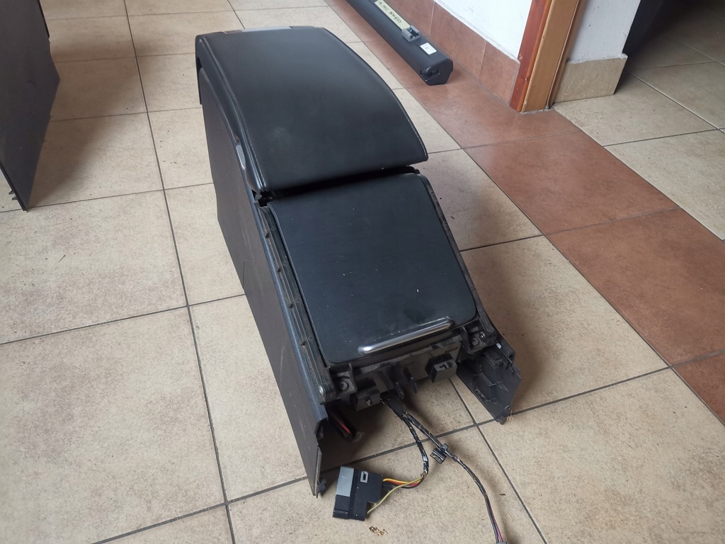 фото №1, Volvo v70 s80 - подлокотник крышка шторка