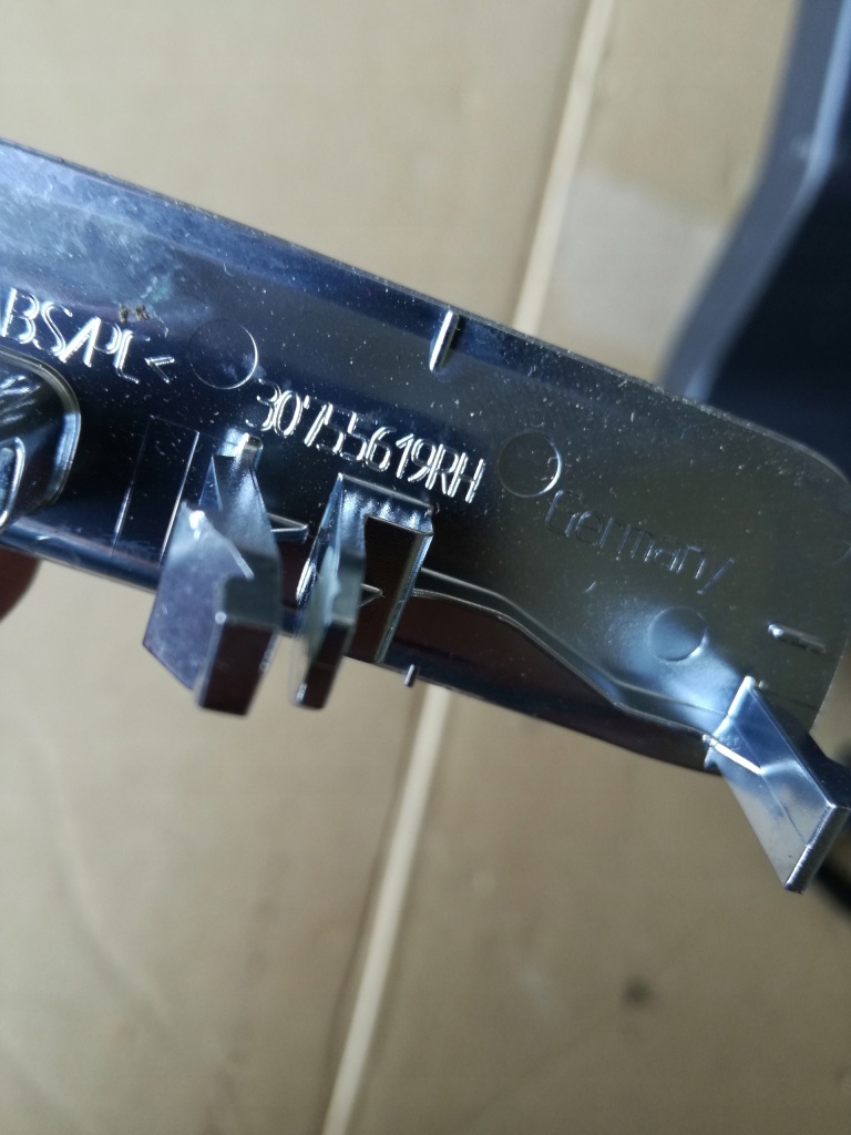 фото №3, Volvo xc60 i 2008 - 2013 rok защита заглушка считыватель cd 30755619