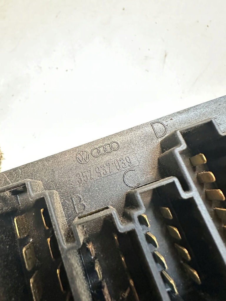 фото №5, Volkswagen transporter t4 коробка предохранителей комплектная 357937039