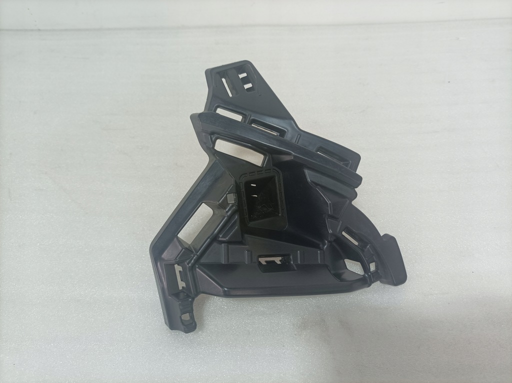 фото №1, Skoda octavia iv направляющая левый перед решётка бампера