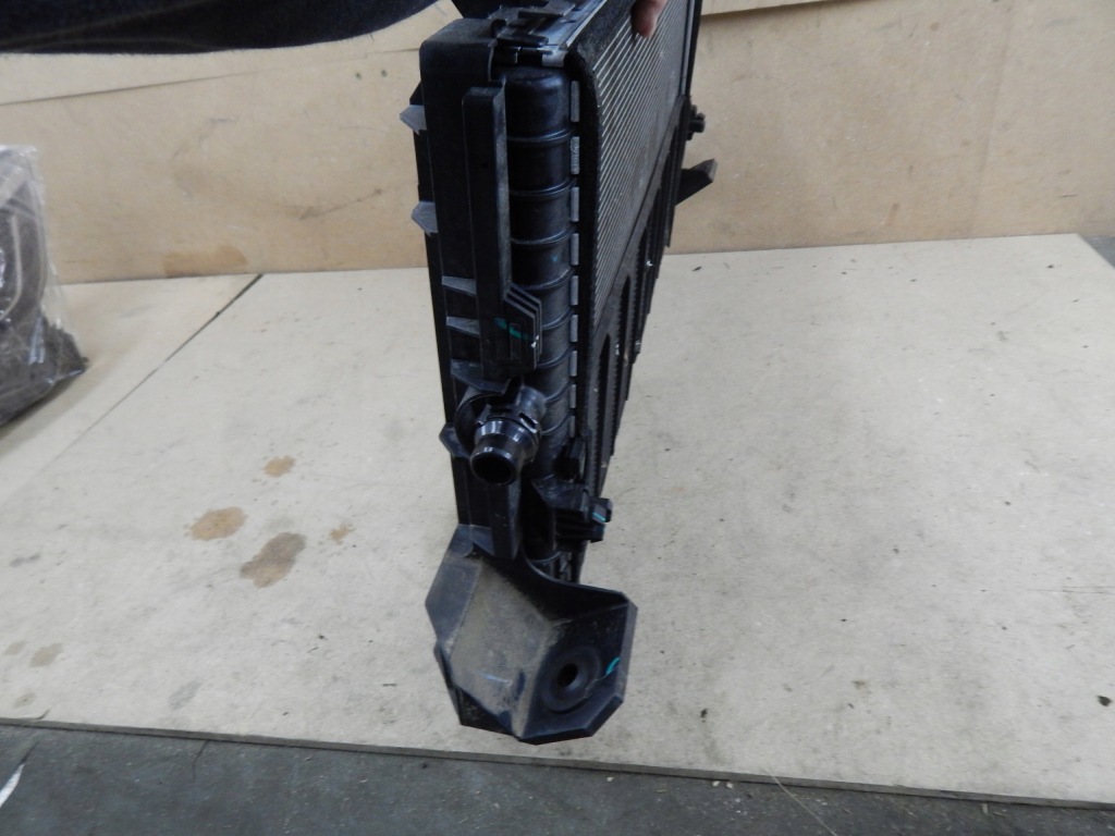 Купити Tesla model y / model 3 рестайлінг  радіатор вентилятор корпус 1607808-00-b оригінал