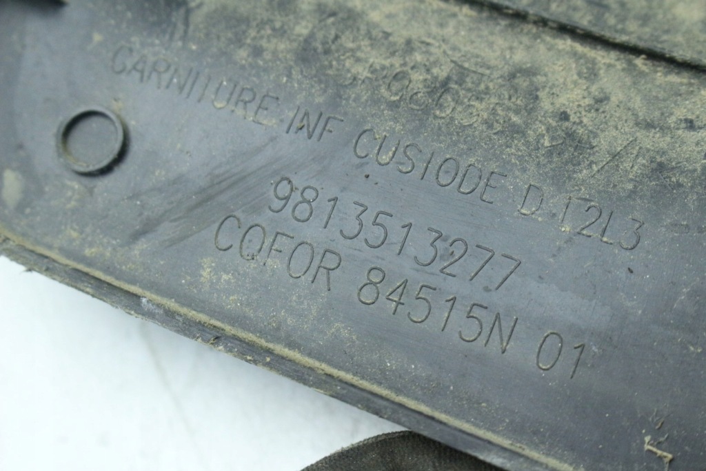 Накладка стійка правий задні середина 9813513277 citroen jumpy 3 expert Недорого