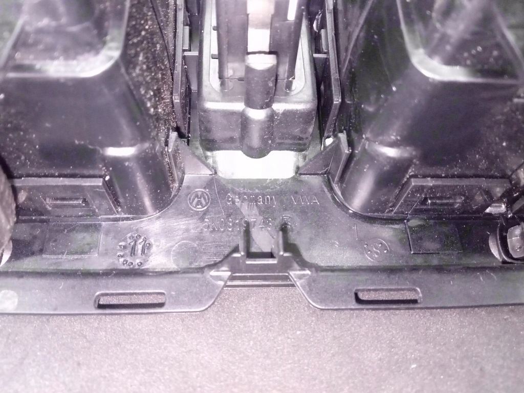 фото №8, Решётка обдув середина vw golf vi 5k0819743e nr937