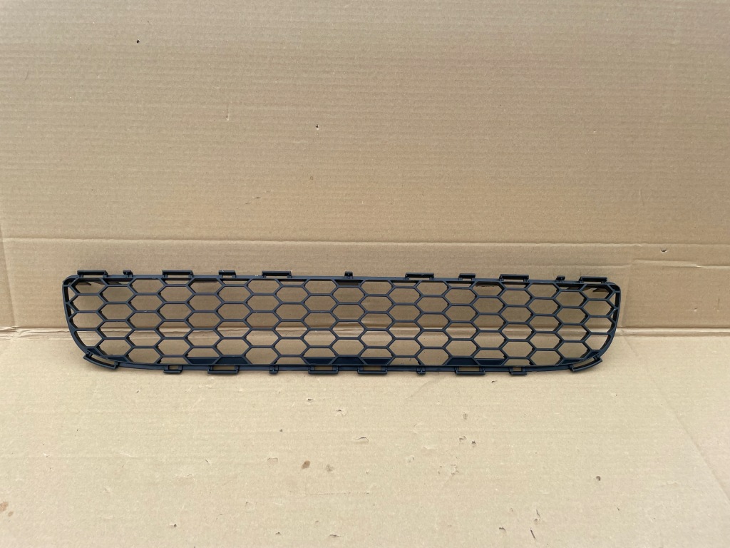 Купить Toyota corolla verso средняя решётка бампера перед передняя