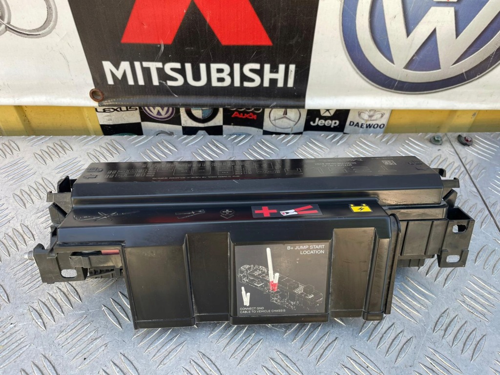 Купити Tesla model s коробка запобіжників lift 1034405