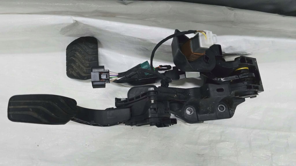 Купить Педаль газа тормоза автоматическая коробка передач renault arkana 180108467r