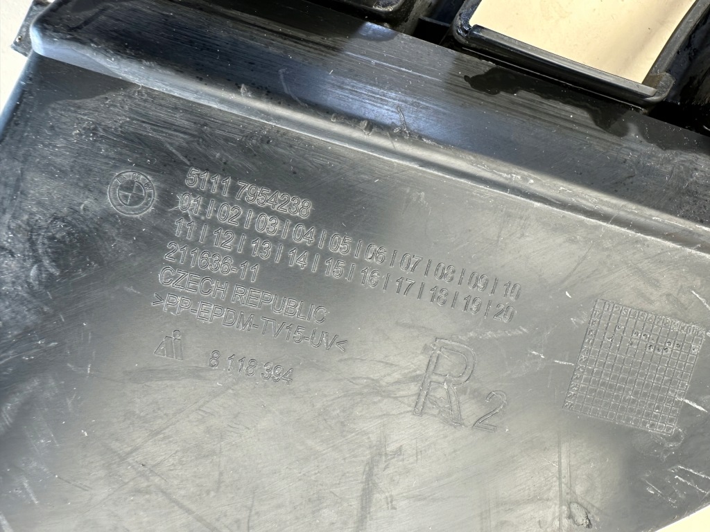 Bmw x1 f48 15-22r решётка средняя бампера перед передняя Недорого