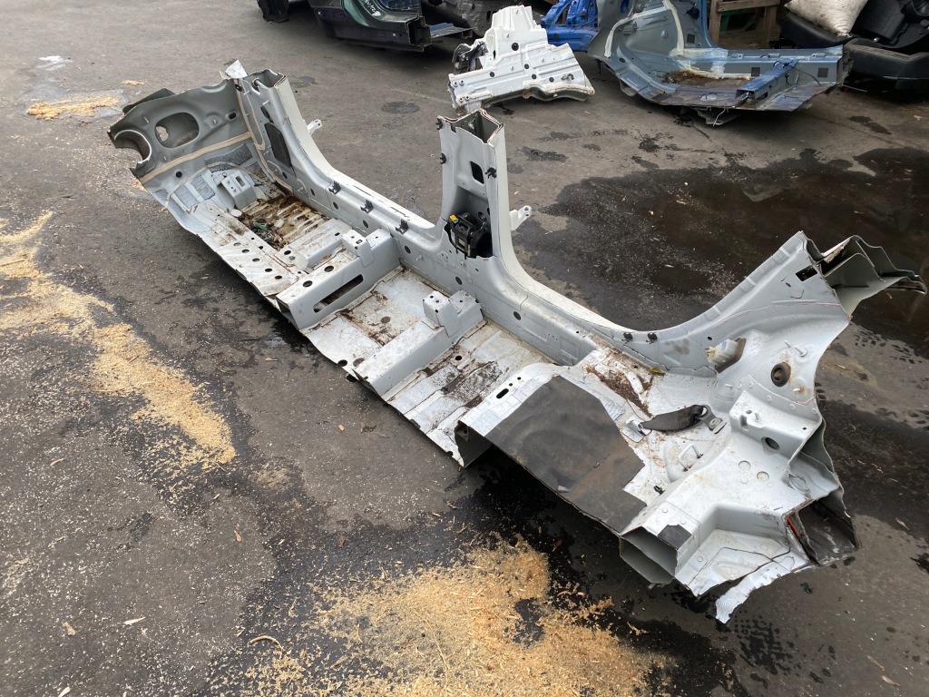 Четвертина автомобільна mercedes-benz eqc 2020 з задній po правої з передній po правий в Україні