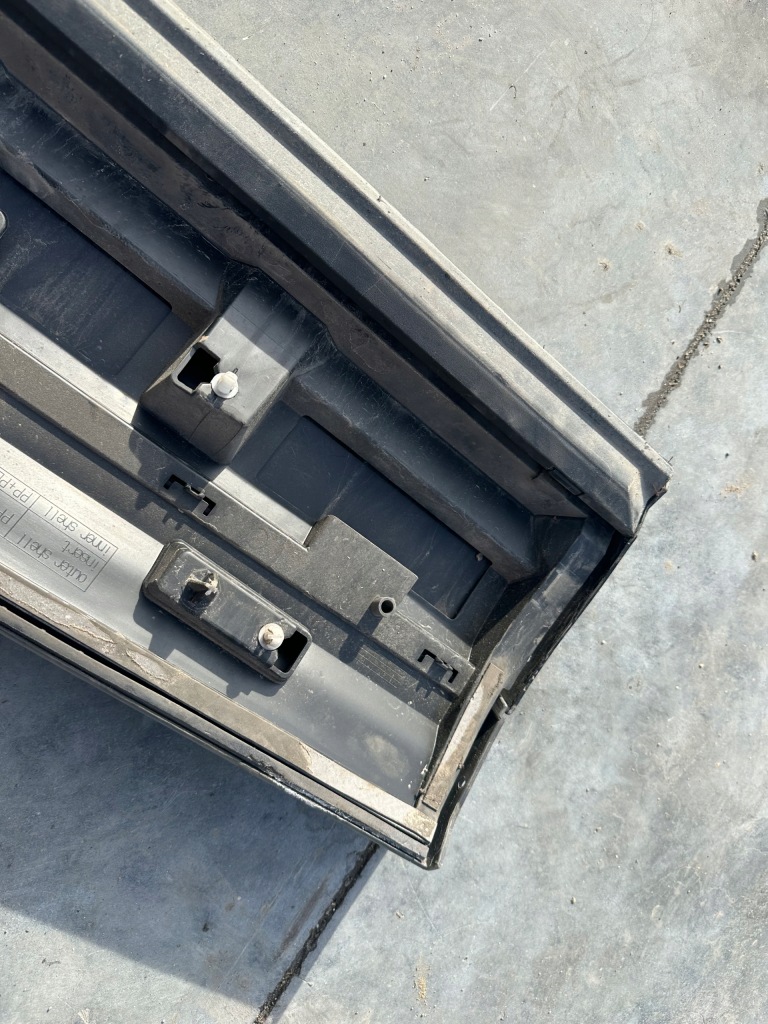 Молдинг дверь правый задний  audi q7 4m0853060e Доставка