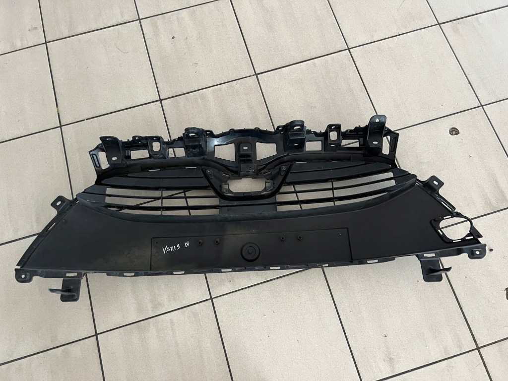 Купить Toyota yaris iv 20- решётка средняя бампера передний перед