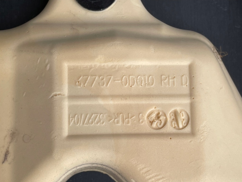 Обивка обшивка дверь правая  перед toyota yaris 2 5d с Разборки