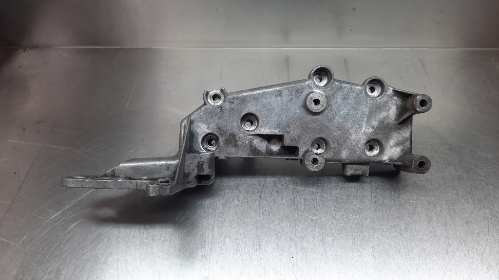 фото №1, Кронштейн генератора 9186136 volvo s60 v70 xc70