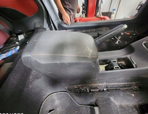 фото №1, Vw eos подлокотник кожаный pod cd чейнджер