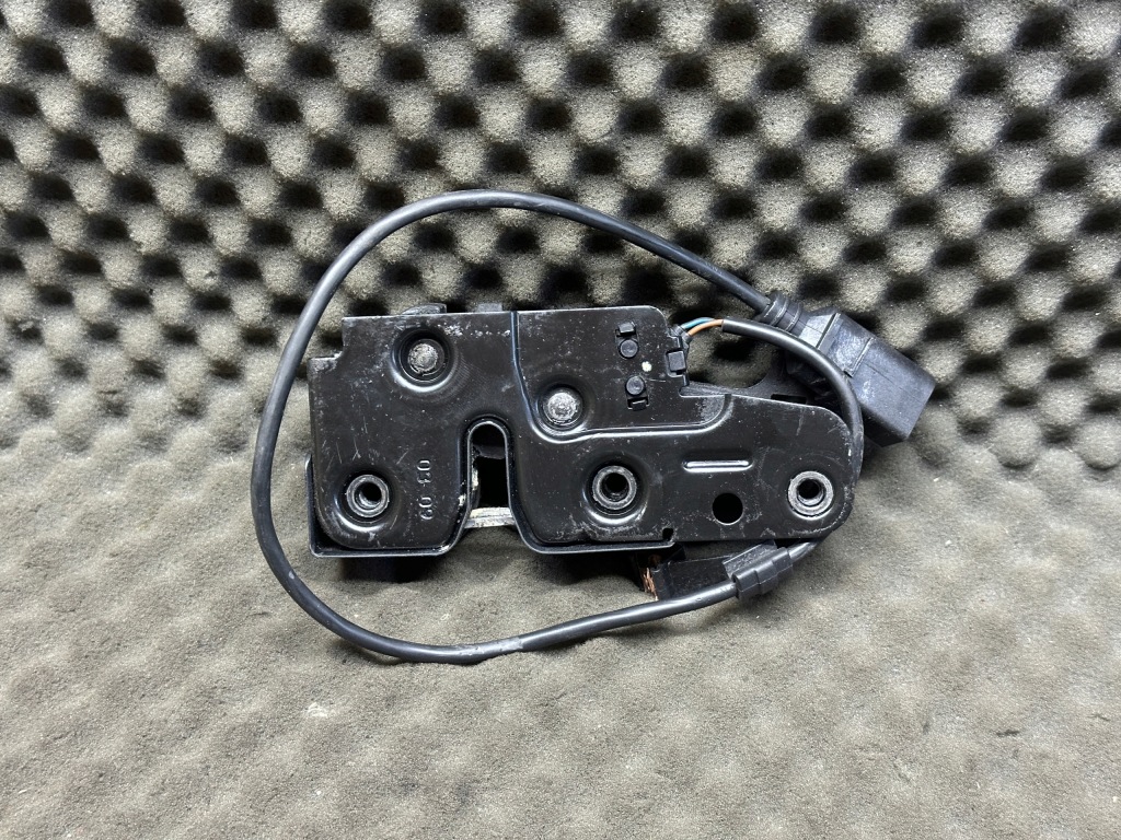 Купити 8k0823509a замок засувка капот audi a4