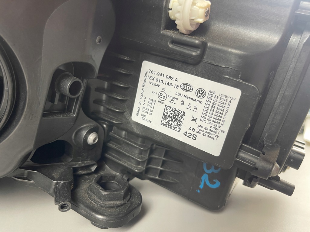 Купить Vw touareg iii лампа левая правая matrix full led r line 760941081a 760941082