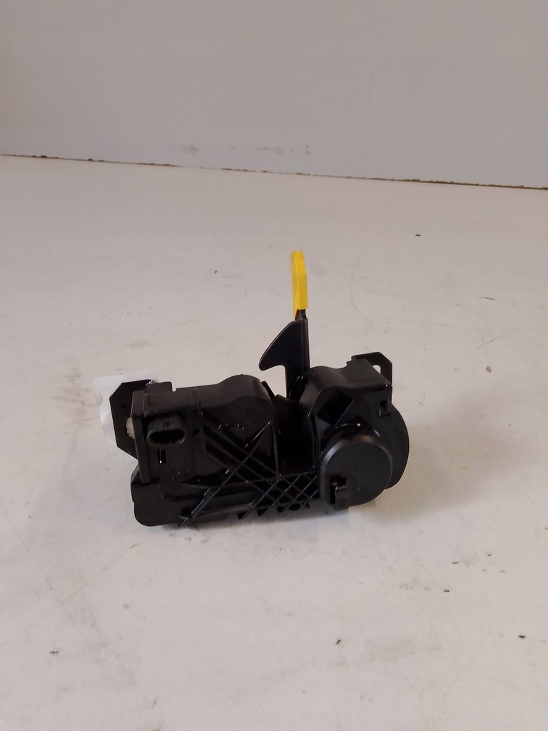 фото №1, Mercedes w176 замок капот a2468800460