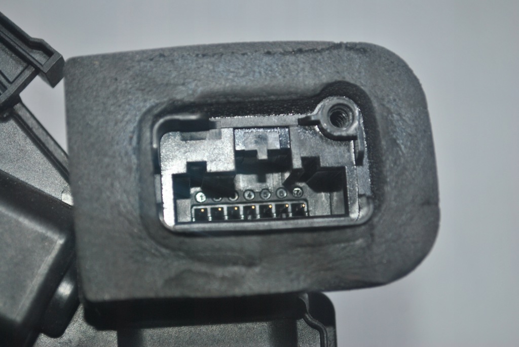 фото №4, Замок двері правий задня vw golf vi 7pin 5k4839016f