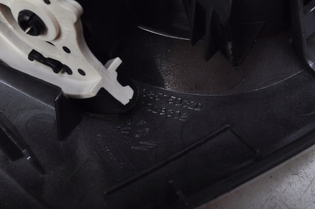 фото №6, Citroen ds3 решётка обдув левая 96857503zd