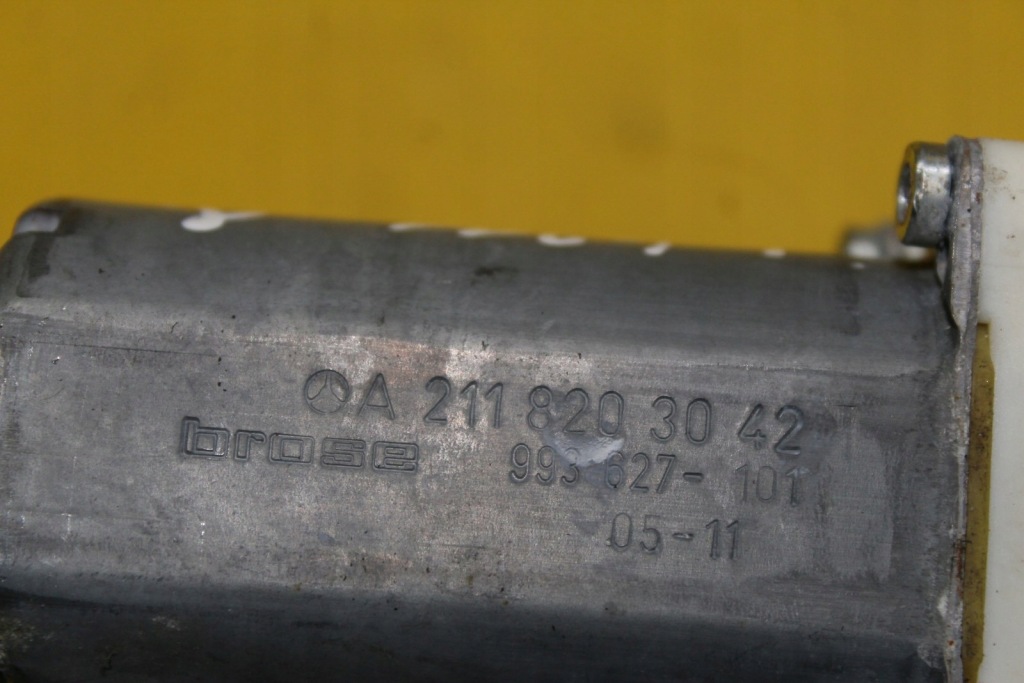 Моторчик стекло правый перед w211 a2118203042 с Разборки