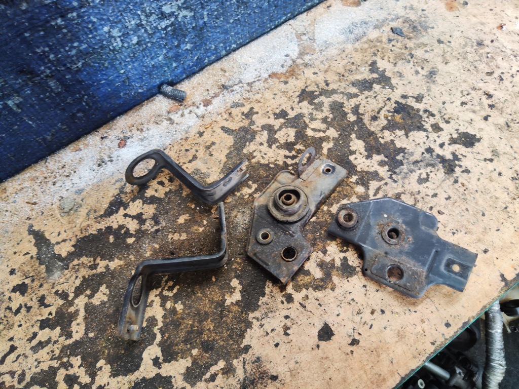 фото №1, Toyota avensis t27 2.2 d-cat кріплення радіатор