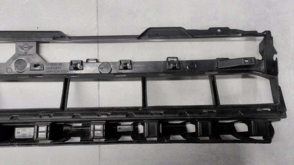 Решітка середня бампера перед mini countryman u25 / 51115a26c61 Зі Шроту