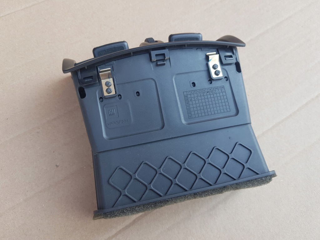 Ґрати обдув задні тунель opel insignia a 13274338 в гарному стані справні чорні Київ