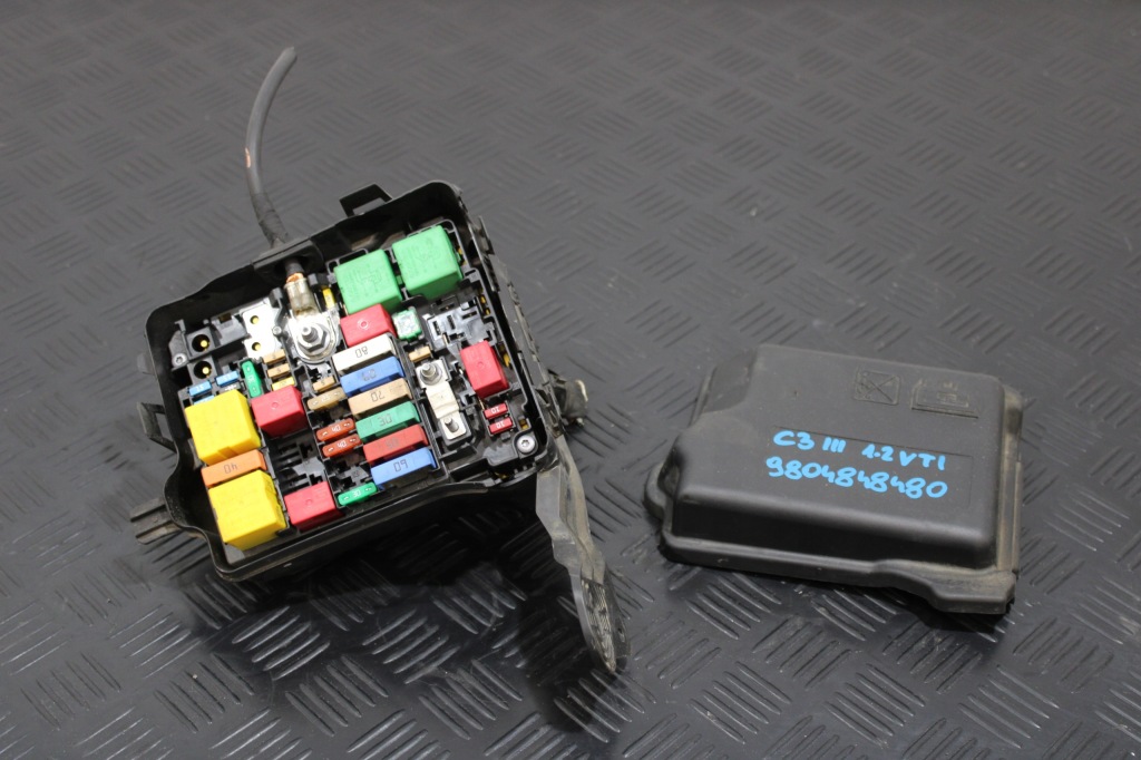 фото №1, Коробка предохранителей корпус citroen c3 iii 3 9804848480