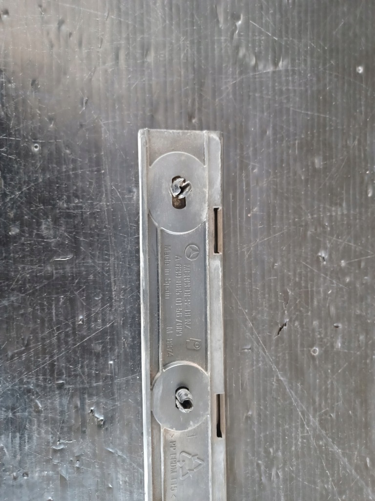 фото №6, Mercedes w639 vito viano кронштейн направляющая бампера левый задняя a6398850156