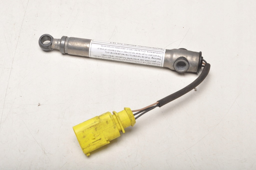 фото №1, Audi a3 8v патрон капот 8v0823823f