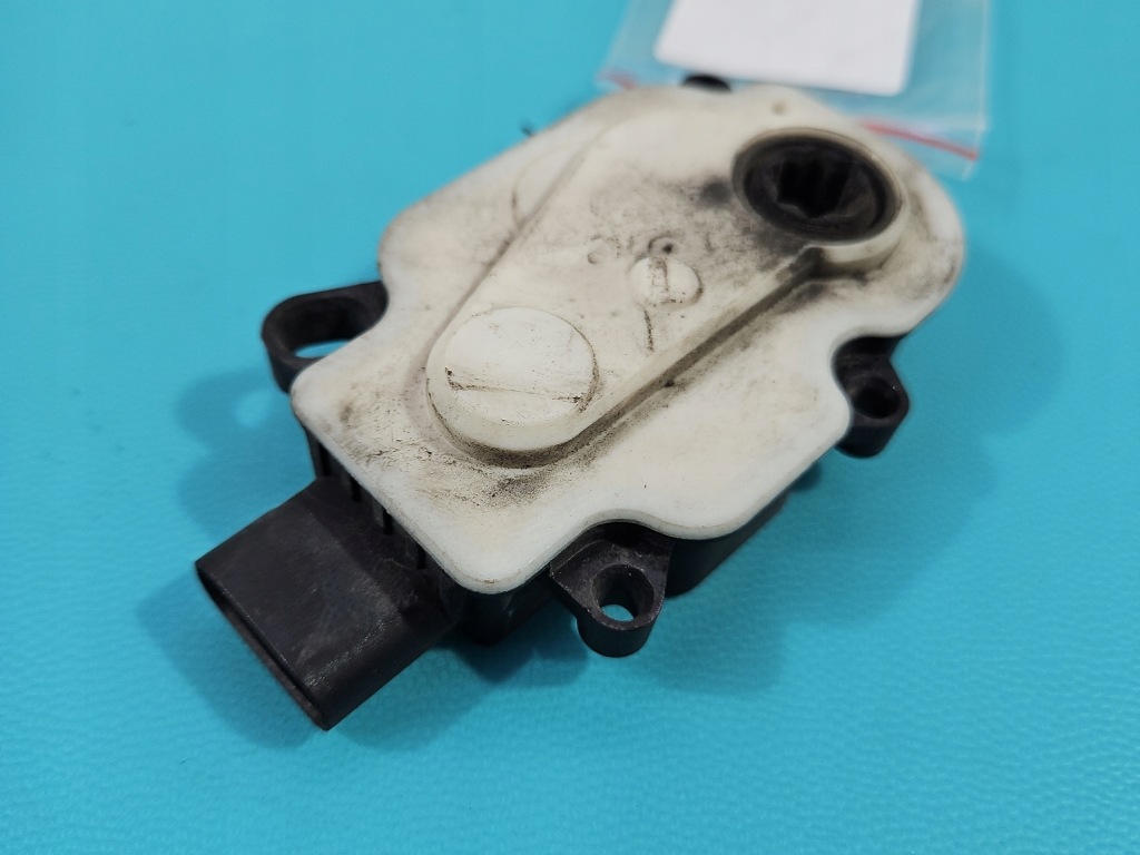 Купить Моторчик шторка 4 pin bmw f10 f11