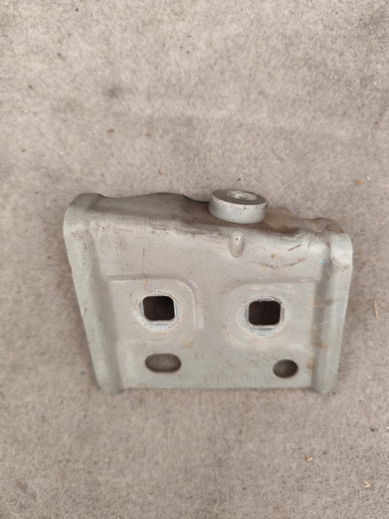 фото №1, Mercedes glb w247 кронштейн кронштейн підкрилок