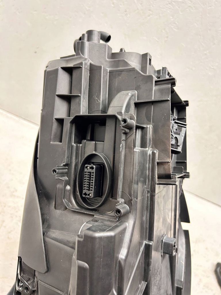 Купити Porsche macan 95b рестайлінг  2022 ліхтарі  led перед передні комплект ліва правий