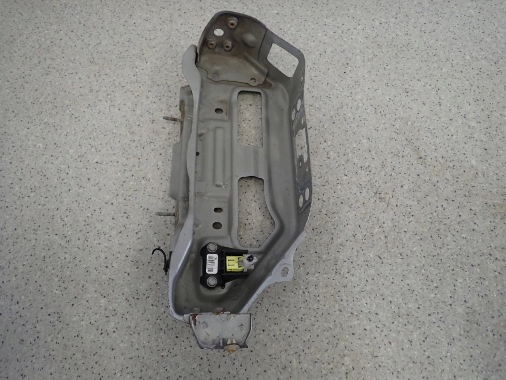 Купити Toyota yaris ii 06-09 кронштейн вертикальний правий поперечина передній