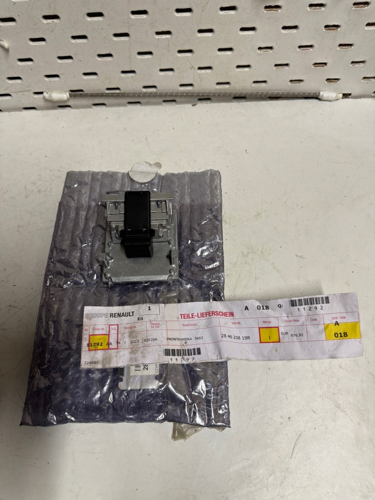 фото №1, Renault captur clio v камера скло асистент поперечина 284628692r