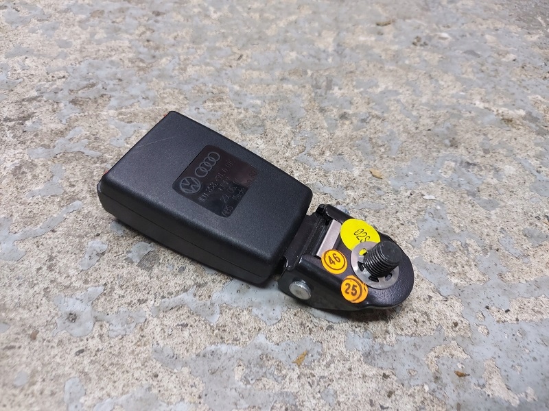 фото №1, Audi q7 4l0 замок поперечина предохранитель 3 ряд 4l0858491a