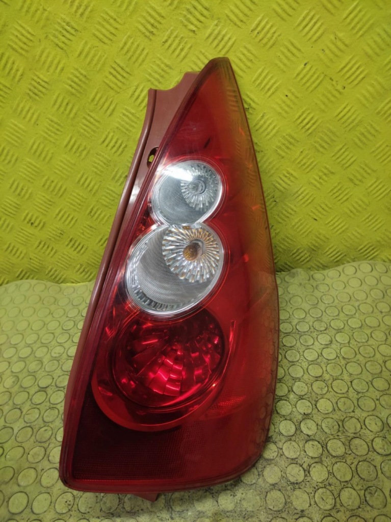 Купить Mazda 5 фара правый  задний