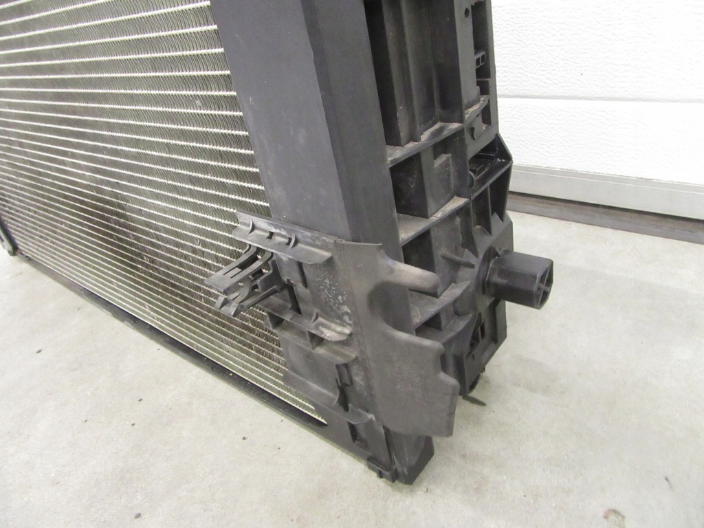 Радіатор інтеркулер корпус bmw f01 f02 f06 f10 f11 f13 n57 автоматична коробка передач 313km Ціна