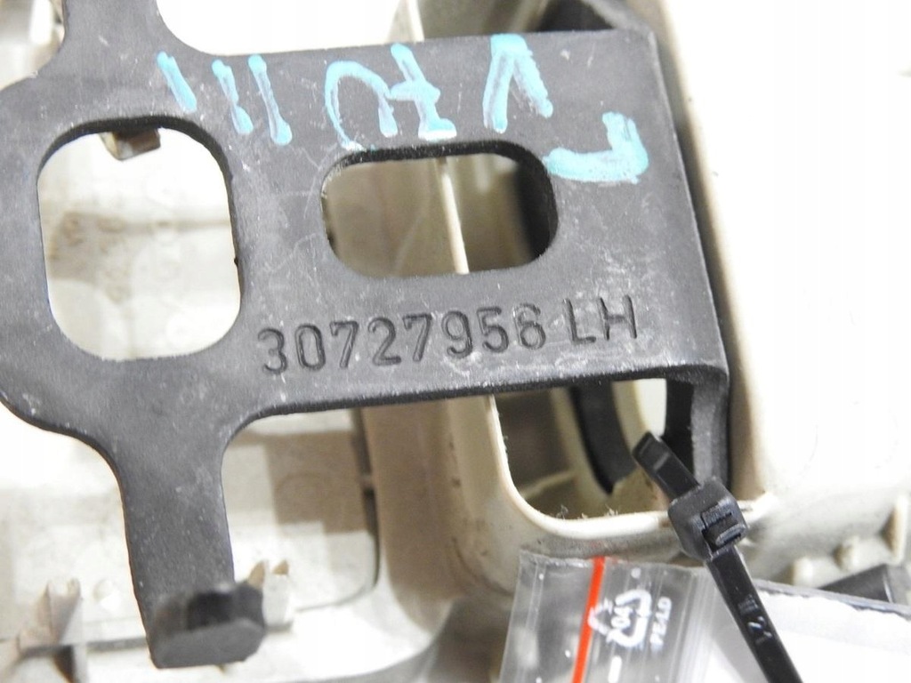 фото №9, Крепление сетка багажника левый volvo v70 iii