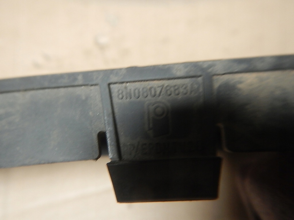 фото №10, Решётка средняя бампер перед audi tt 8n0807683a