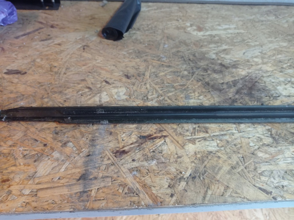 фото №4, Alfa romeo 147 3d - молдинг уплотнитель правый перед