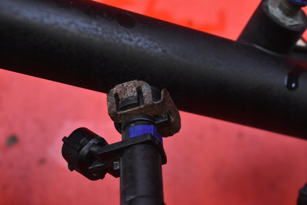 фото №10, Молдинг впрыскная форсунки 9628084680 citroen c4 picasso 1 i 2.0 16v 143 km