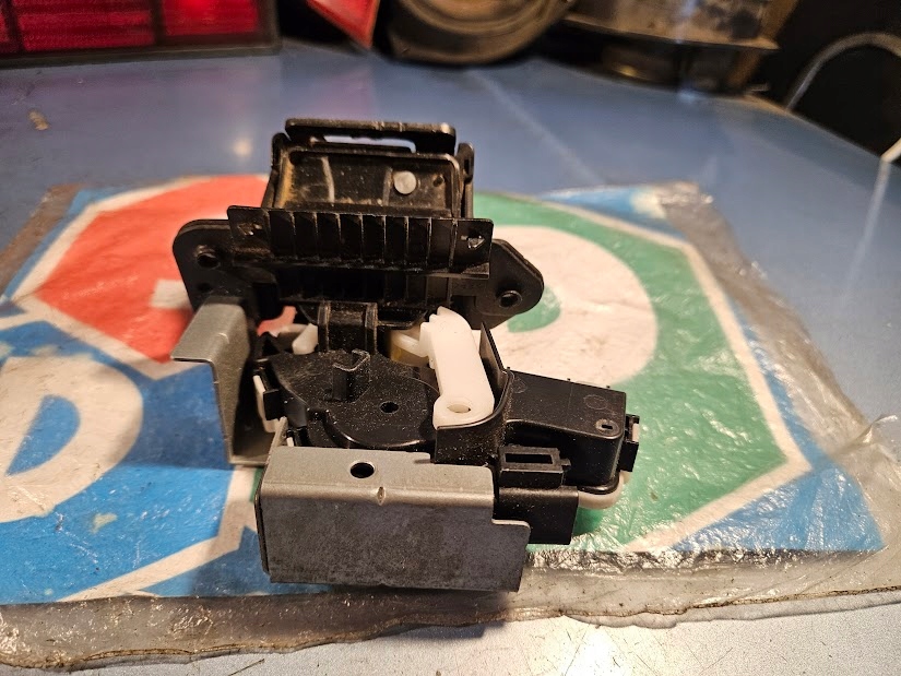 фото №5, Задний замок крышки багажника mazda 2 ii