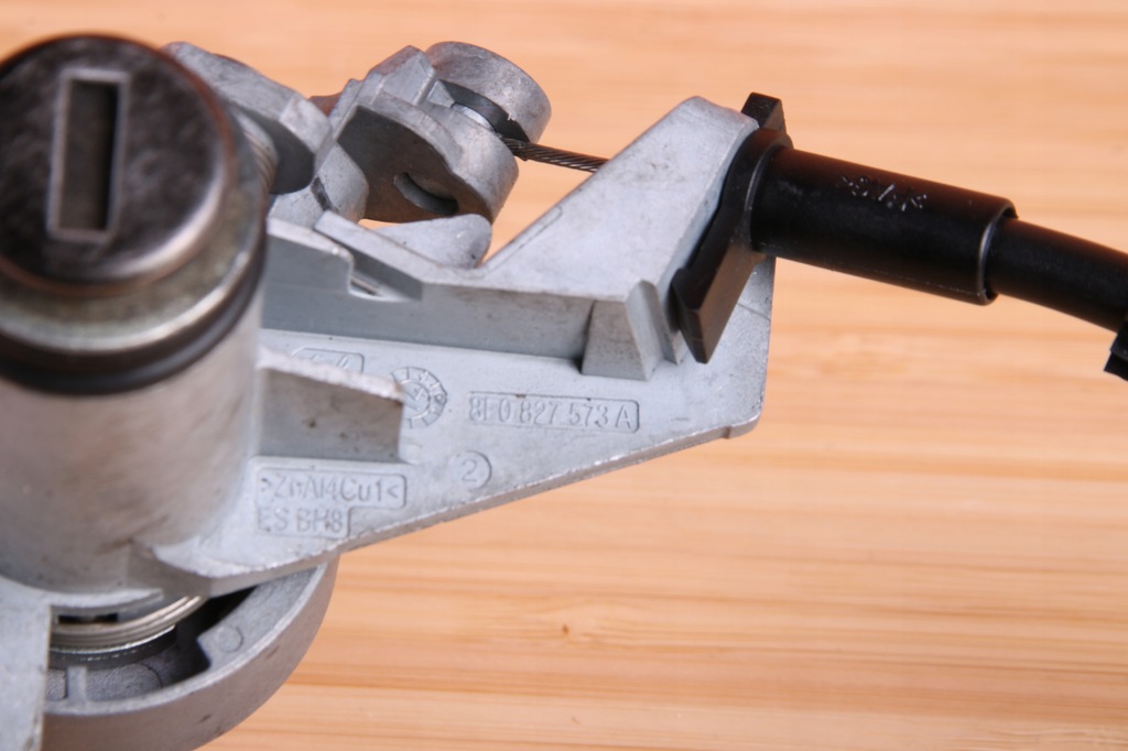 фото №9, Audi a8 d4 вкладка замка кришки багажника 8f0827573