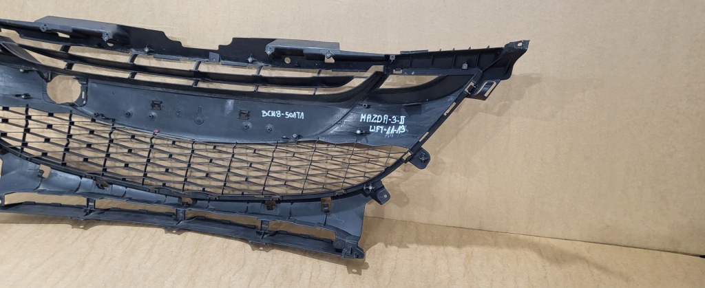 Mazda 3 2 рестайлінг  2011-2013 bcw8-501t1 решітка  бампера перед Зі Шроту