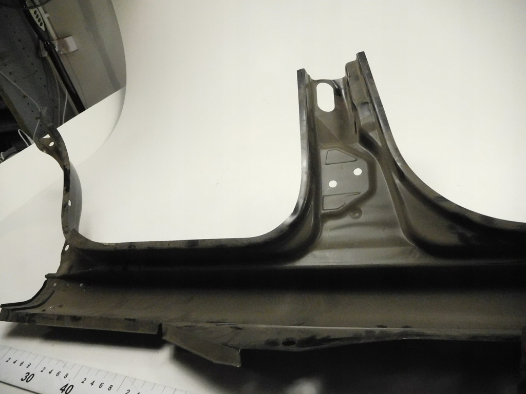 Порог сторона левая audi a4 8d5809847 Оригинал