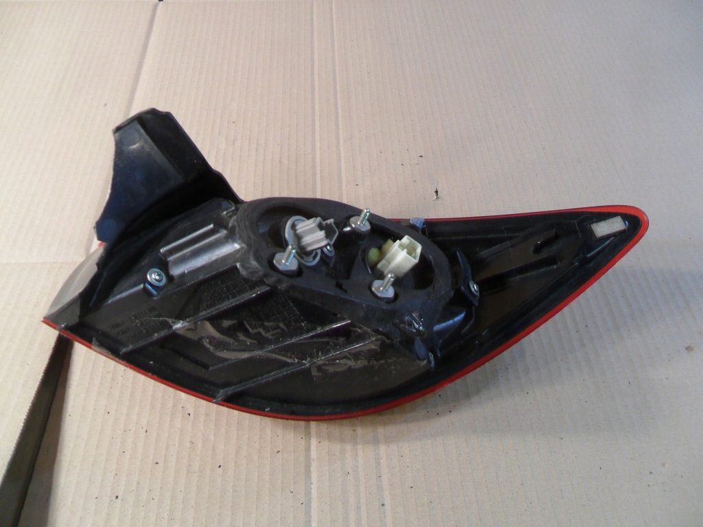 фото №8, Mazda 3 лампа задняя правая w крыло 220-41981