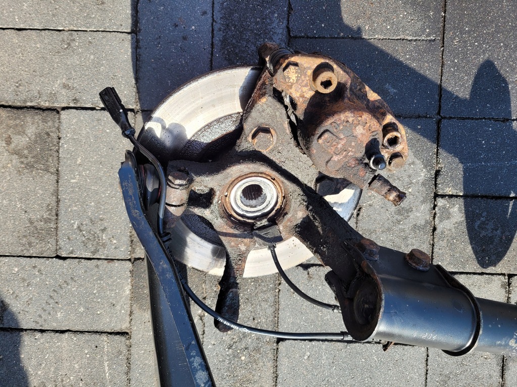 фото №5, Dacia sandero i 1.4 поворотний кулак правий перед